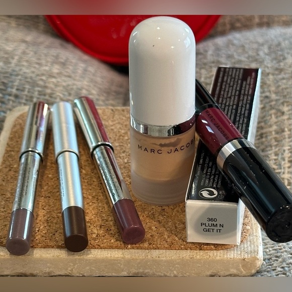 Marc Jacob Red Patent Leather Crossbody Mini Bag 4” Diameter w5pc Makeup Set NEW - Picture 2 of 5